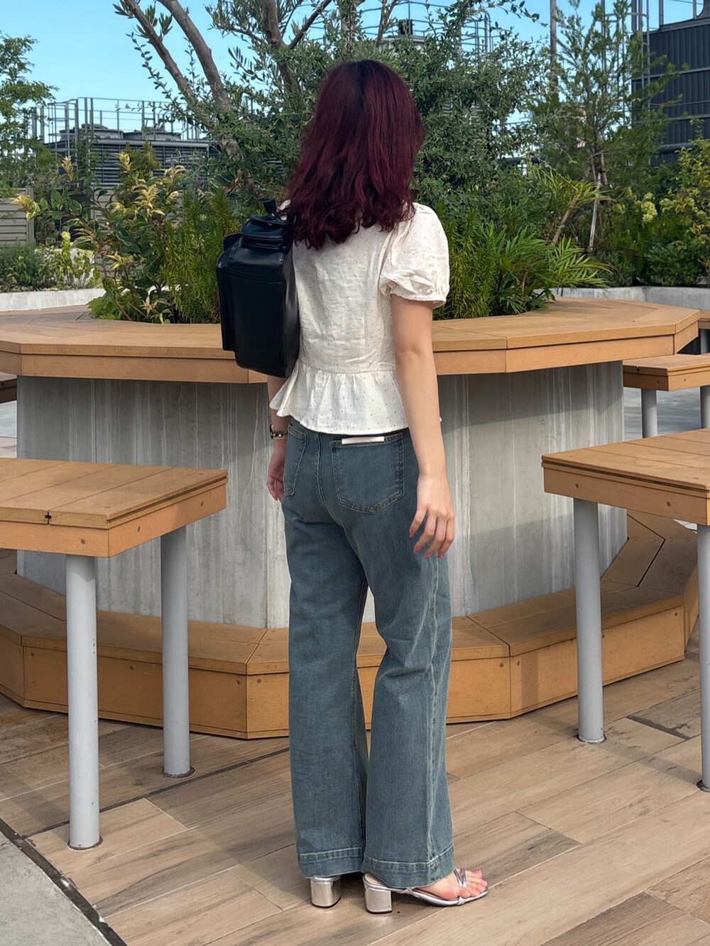 ホワイト系のシャツ/ブラウス、ブルー系のデニムパンツ、ブラック系のショルダーバッグを着用したレディースの夏コーディネートの5枚目の写真