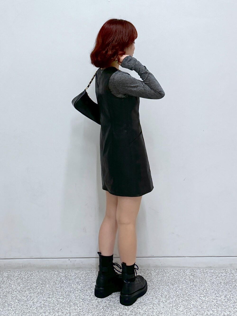 ブラック系のワンピース、ブラック系のTシャツ/カットソー、ブラック系のトートバッグを着用したレディースの秋コーディネートの5枚目の写真