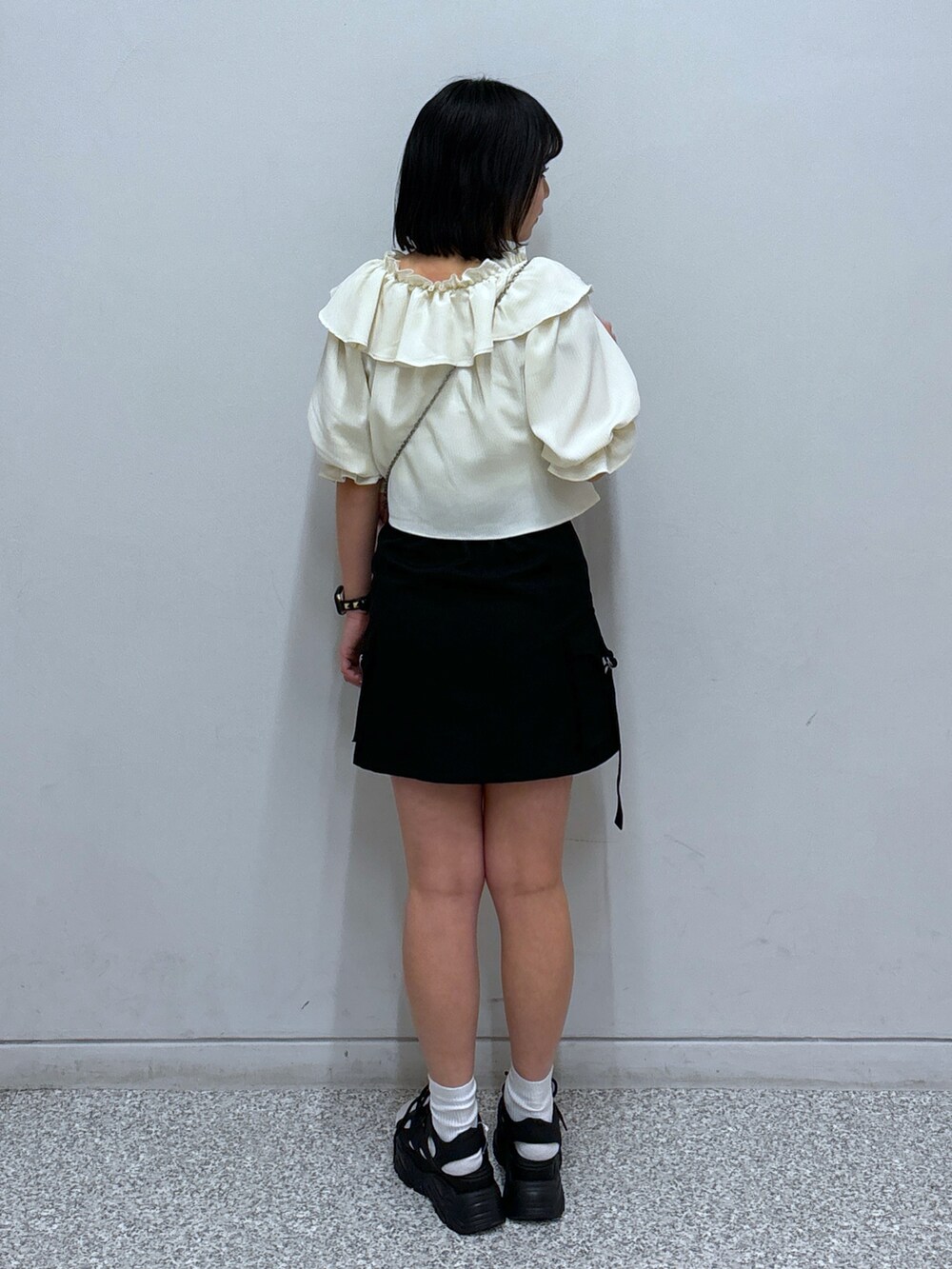 ブラック系のサンダル、ブラック系のスカート、ホワイト系のシャツ/ブラウスを着用したレディースの春コーディネートの3枚目の写真