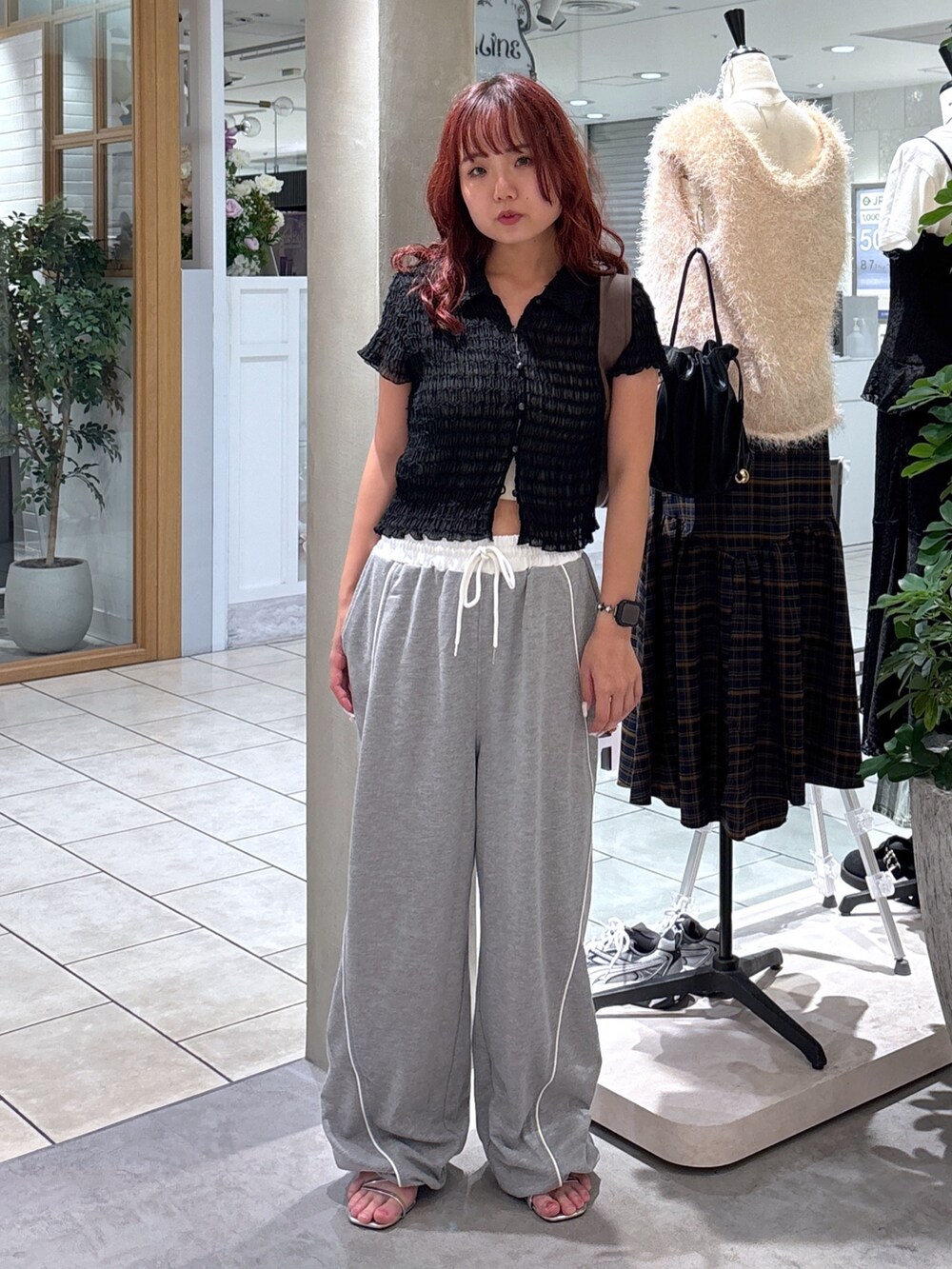 ブラック系のシャツ/ブラウス、ブラウン系のハンドバッグ、ホワイト系のキャミソールを着用したレディースの秋コーディネートの3枚目の写真