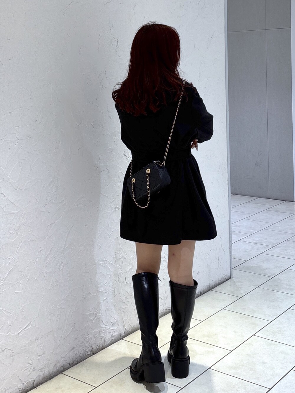 ブラック系のステンカラーコート、ブラック系のその他パンツ、ブラック系のショルダーバッグを着用したレディースの秋コーディネートの8枚目の写真