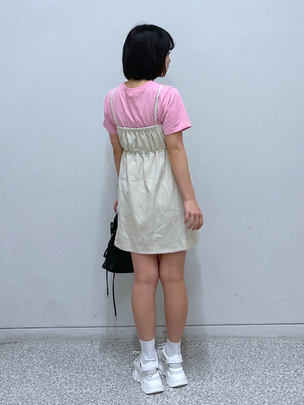 ホワイト系のサンダル、ホワイト系のワンピース、ピンク系のTシャツ/カットソーを着用したレディースの春コーディネートの4枚目の写真