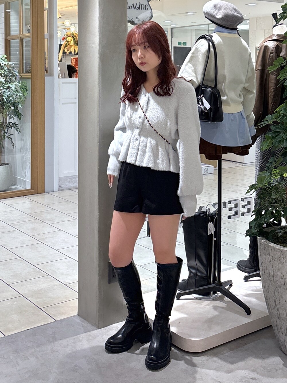 ブラック系のその他パンツ、ブラック系のブーツ、グレー系のニット/セーターを着用したレディースの秋コーディネートの3枚目の写真