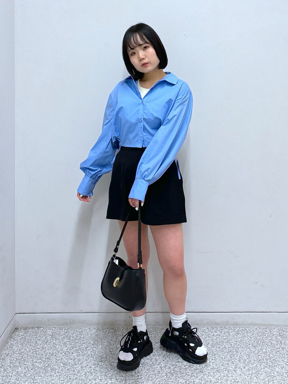 ブルー系のシャツ/ブラウス、ホワイト系のタンクトップ、ブラック系のその他パンツを着用したレディースの春コーディネートの2枚目の写真