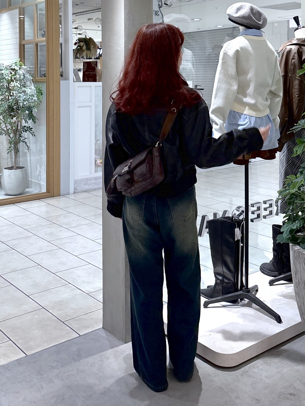 ブラック系のブルゾン、ブルー系のデニムパンツ、ブラウン系のショルダーバッグを着用したレディースの秋コーディネートの8枚目の写真