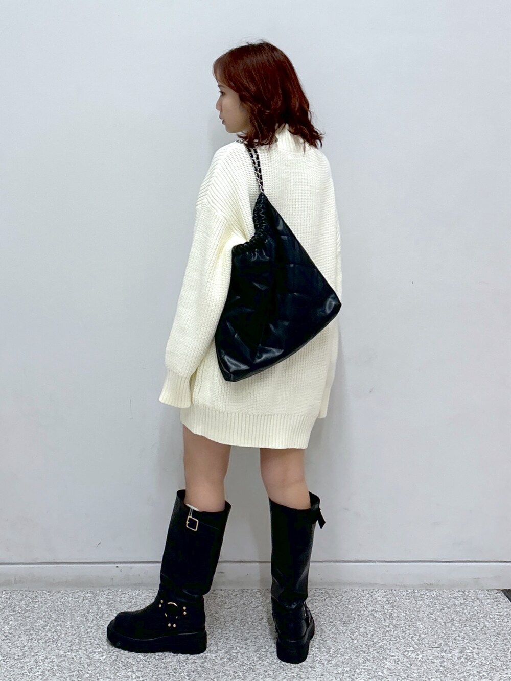 ホワイト系のワンピース、グレー系のスカート、ブラック系のトートバッグを着用したレディースの秋コーディネートの4枚目の写真