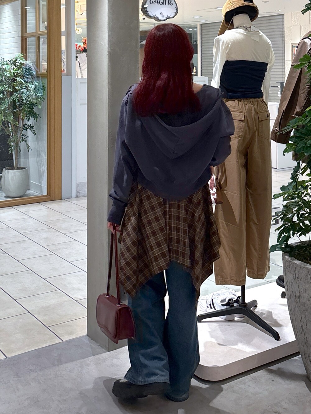 ブラウン系のワンピース、ブラック系のパーカー、ホワイト系のキャミソールを着用したレディースの秋コーディネートの8枚目の写真