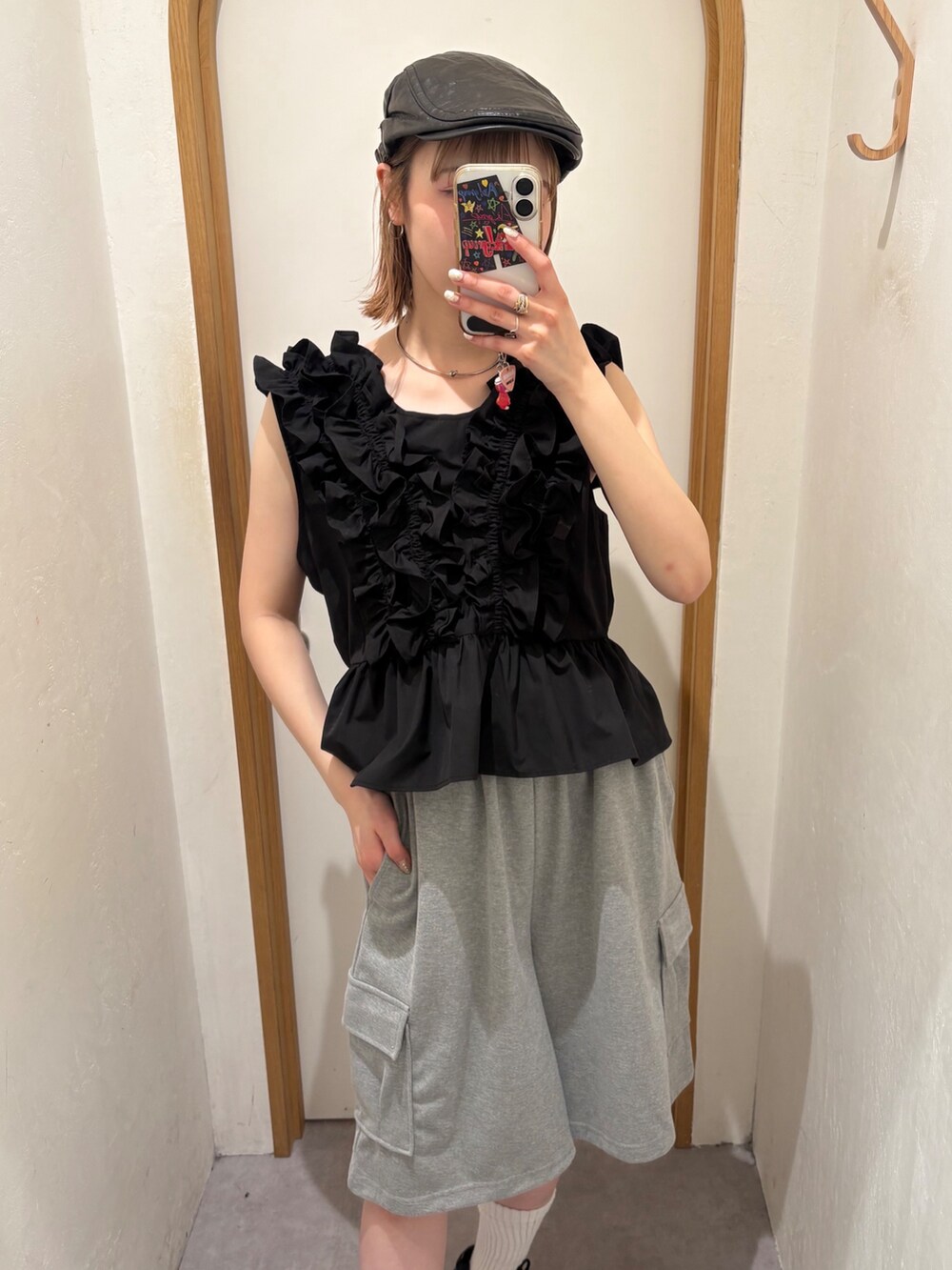 ブラック系のシャツ/ブラウス、グレー系のその他パンツを着用したレディースの春コーディネートの2枚目の写真