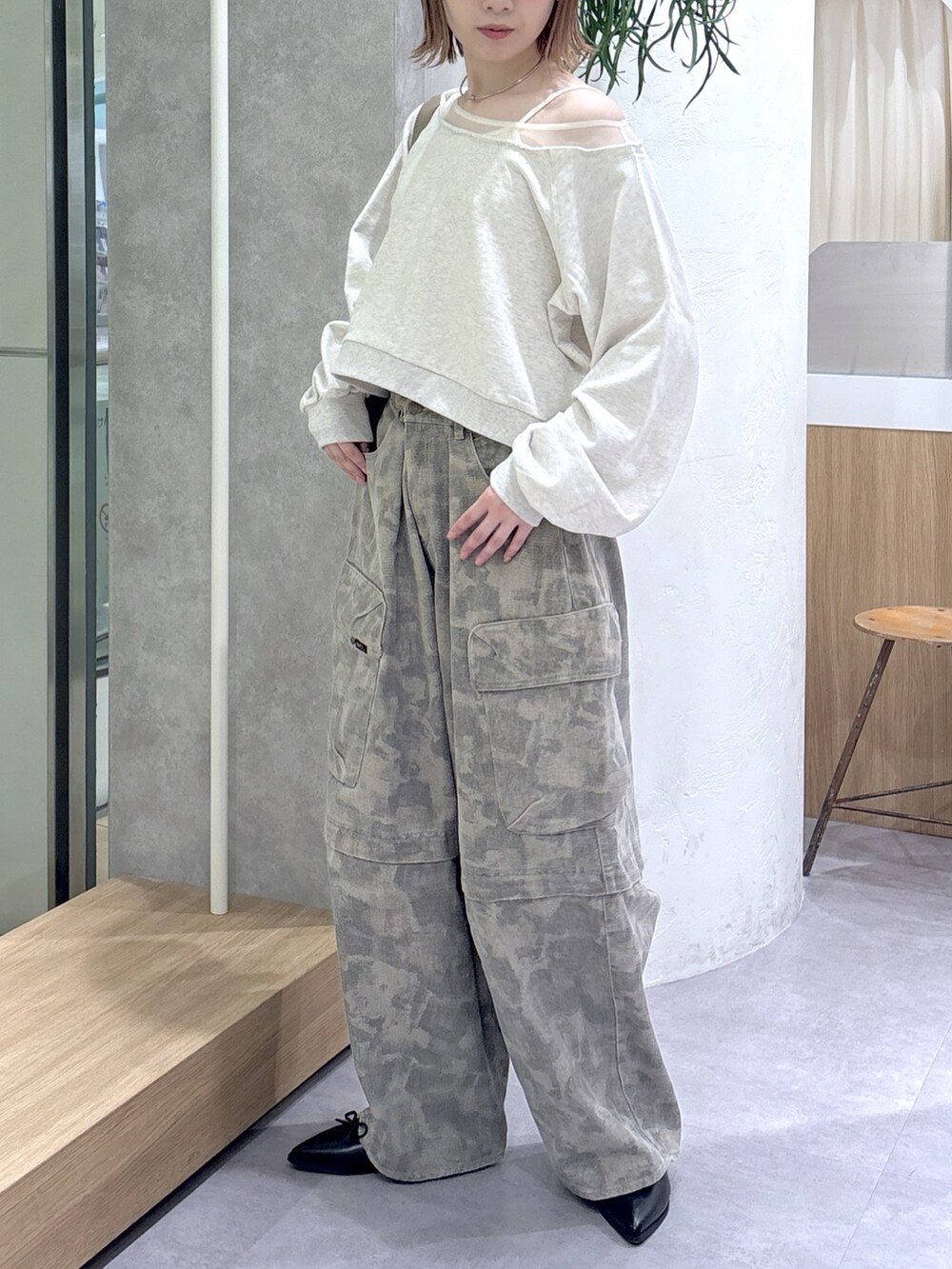 グリーン系のその他パンツ、ブラック系のブーツ、ホワイト系のTシャツ/カットソーを着用したレディースの春コーディネートの4枚目の写真