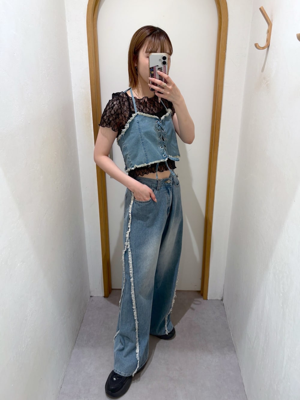 ブルー系のデニムパンツ、ブラック系のTシャツ/カットソー、ブルー系のシャツ/ブラウスを着用したレディースの夏コーディネートの2枚目の写真