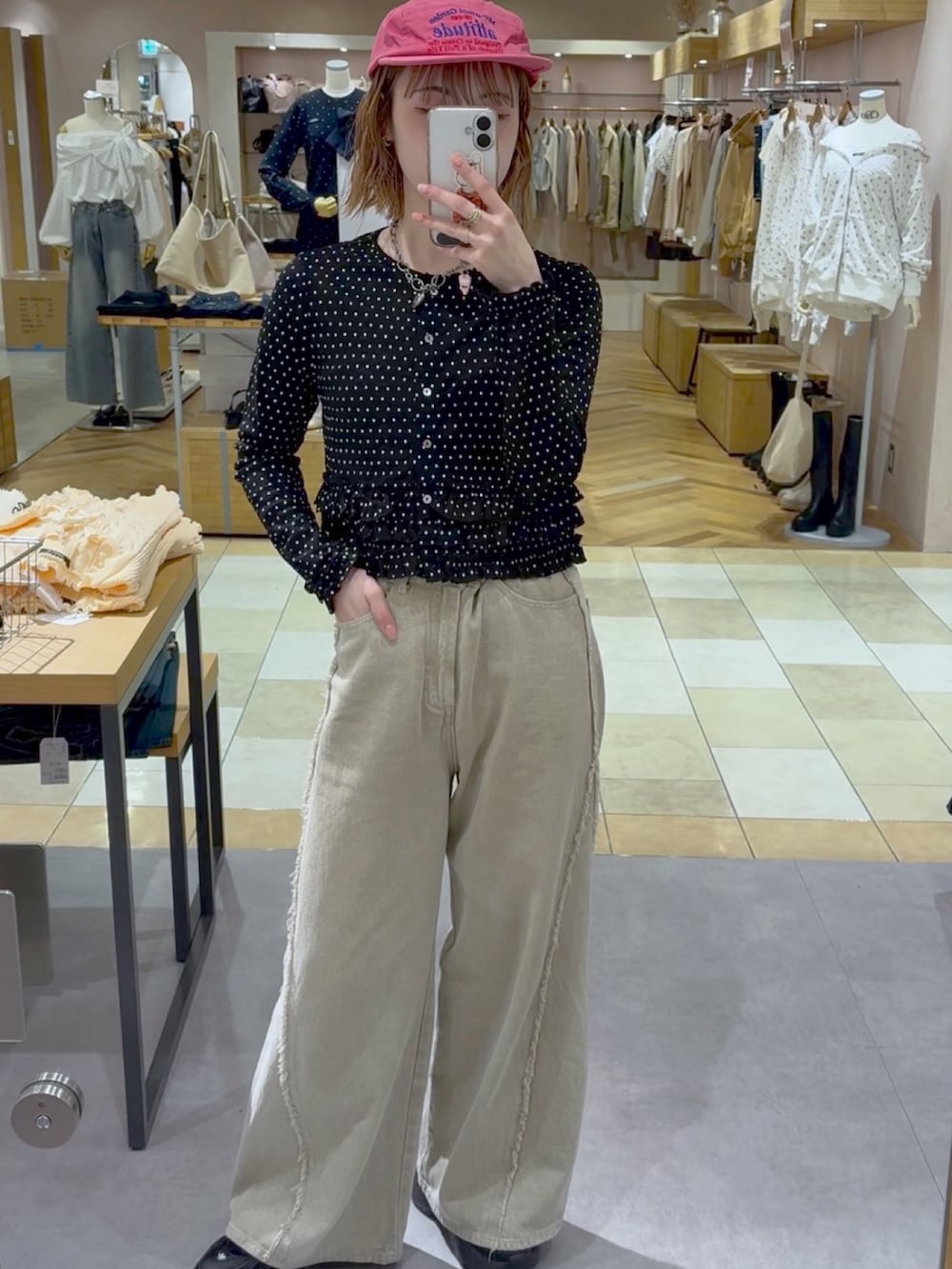 ベージュ系のデニムパンツ、ブラック系のTシャツ/カットソー、ブラック系のトートバッグを着用したレディースの春コーディネートの3枚目の写真