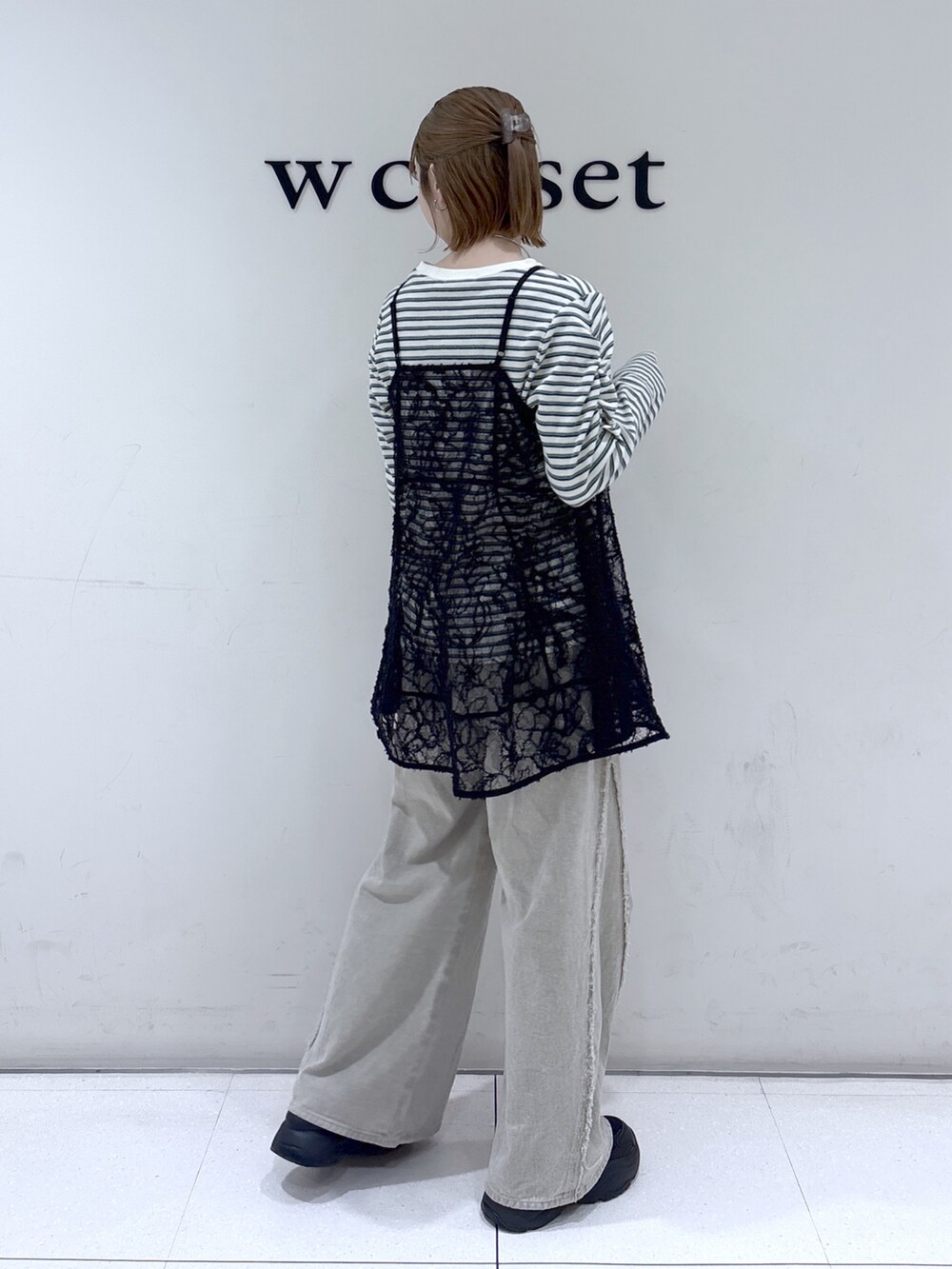 ブラック系のワンピース、ベージュ系のデニムパンツ、ブラック系のTシャツ/カットソーを着用したレディースの春コーディネートの3枚目の写真