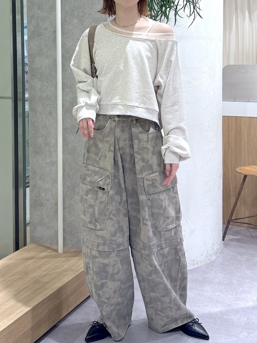 グリーン系のその他パンツ、ブラック系のブーツ、ホワイト系のTシャツ/カットソーを着用したレディースの春コーディネートの5枚目の写真