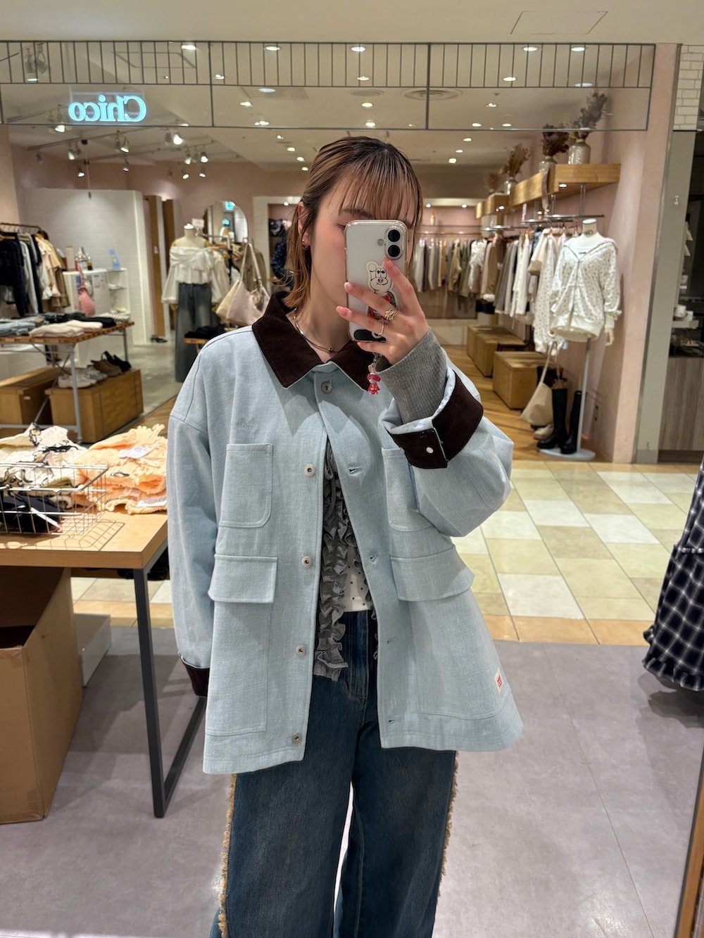 ブルー系のブルゾン、ブラック系のその他シューズ、ブルー系のデニムパンツを着用したレディースの春コーディネートの3枚目の写真