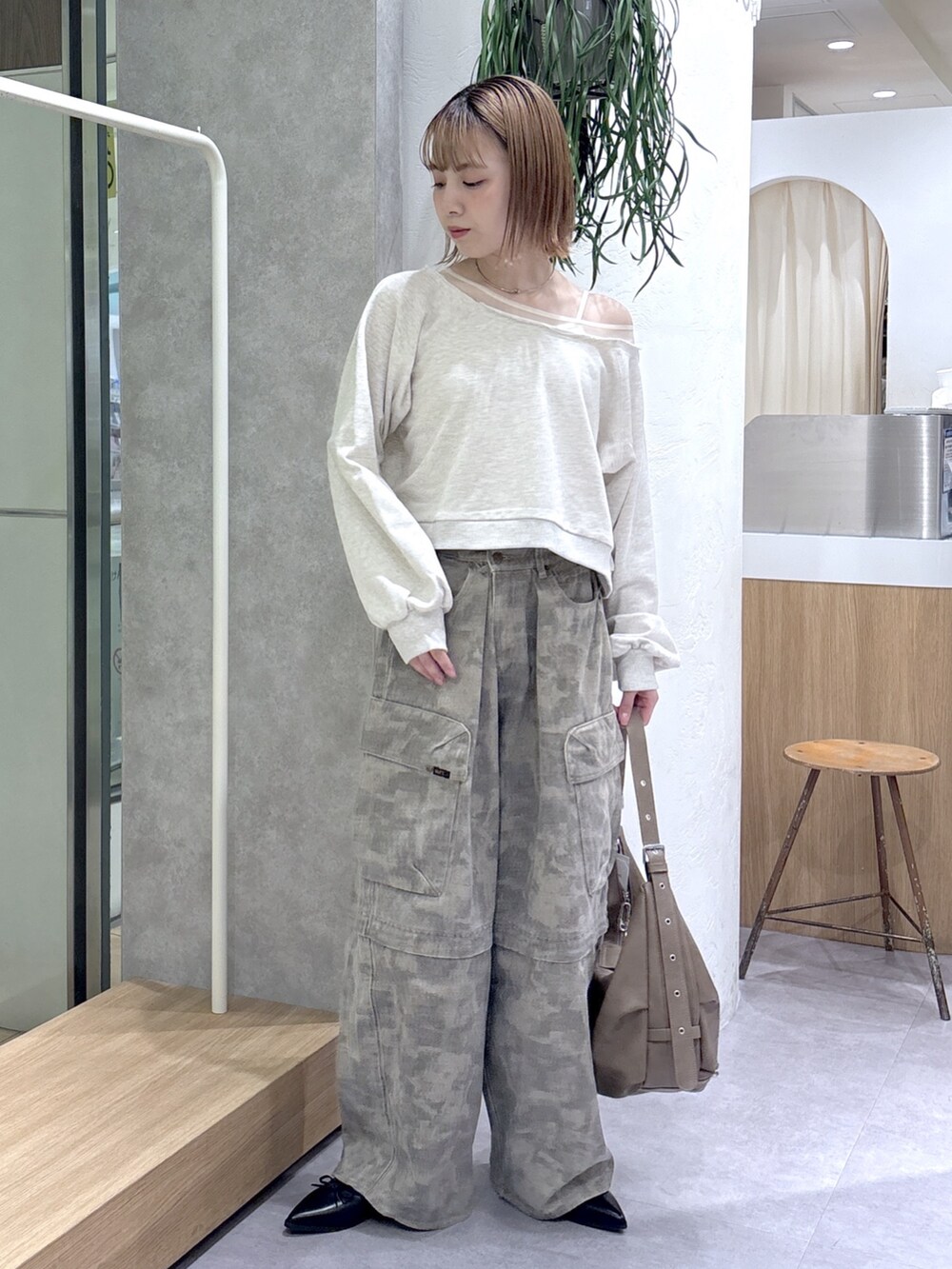 グリーン系のその他パンツ、ブラック系のブーツ、ホワイト系のTシャツ/カットソーを着用したレディースの春コーディネートの3枚目の写真
