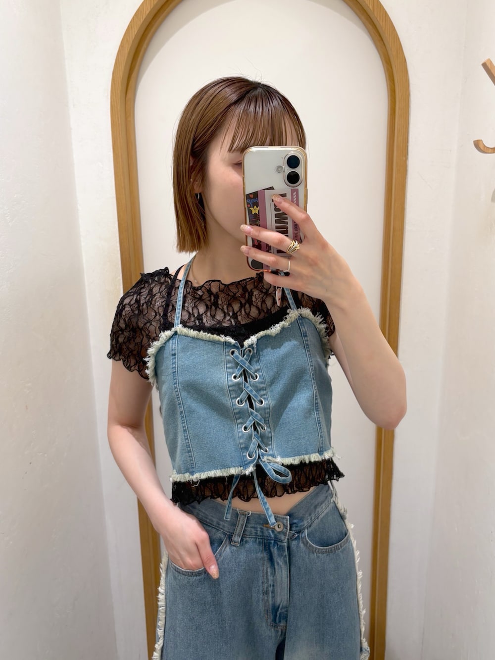 ブルー系のデニムパンツ、ブラック系のTシャツ/カットソー、ブルー系のシャツ/ブラウスを着用したレディースの夏コーディネートの3枚目の写真