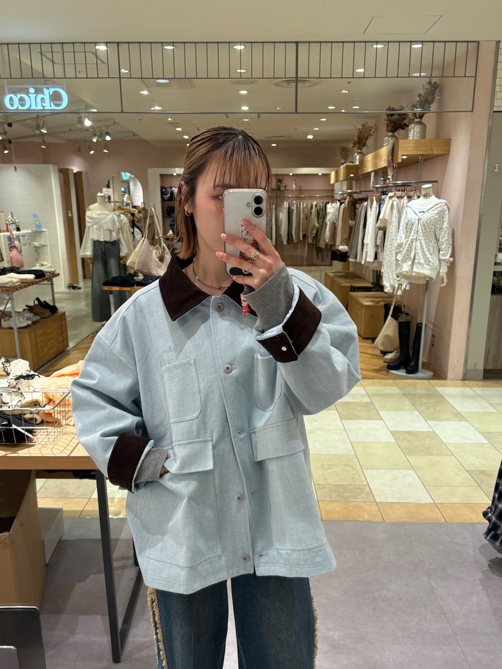 ブルー系のブルゾン、ブラック系のその他シューズ、ブルー系のデニムパンツを着用したレディースの春コーディネートの2枚目の写真