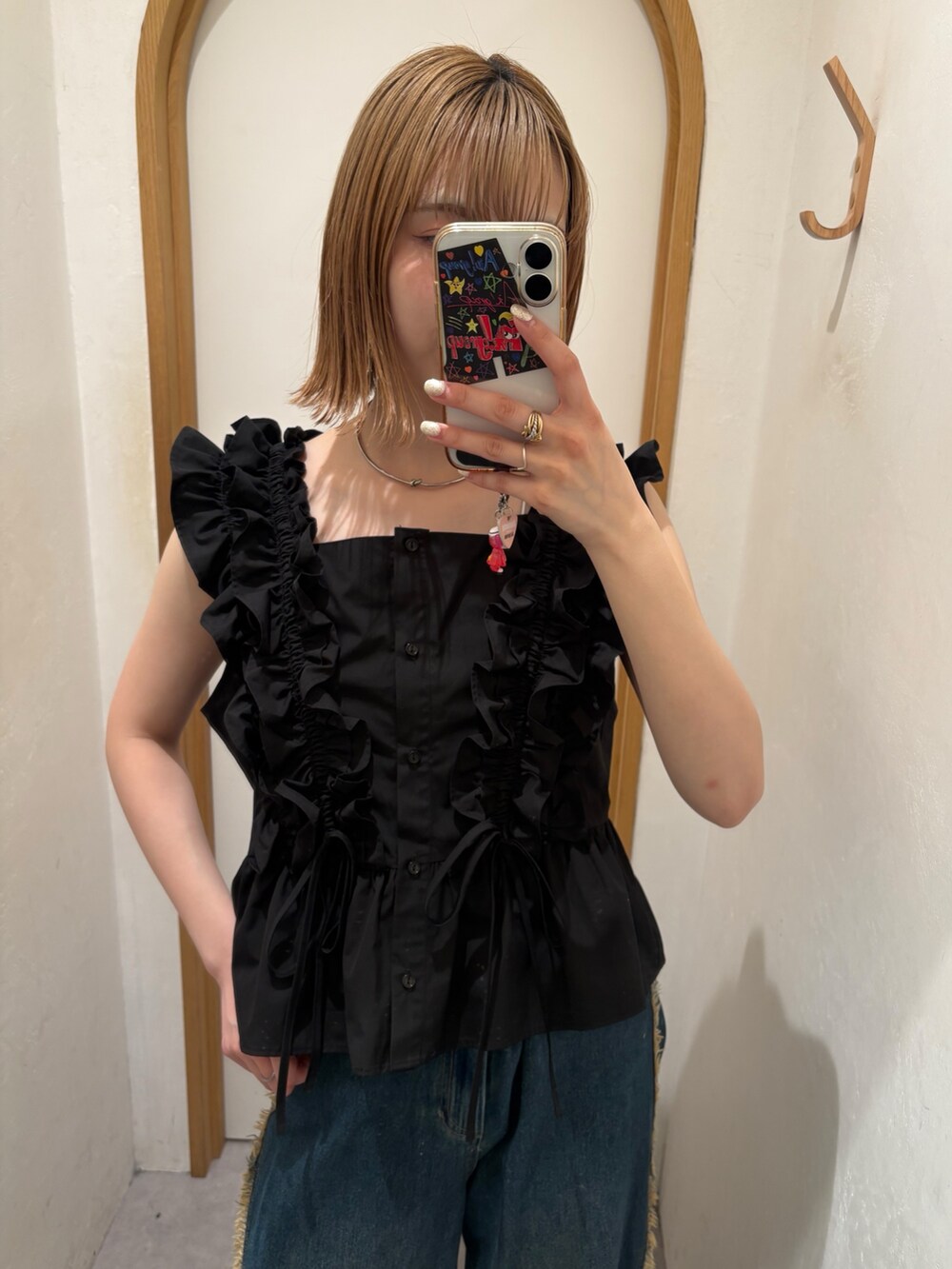 ブラック系のシャツ/ブラウス、グレー系のその他パンツを着用したレディースの春コーディネートの3枚目の写真
