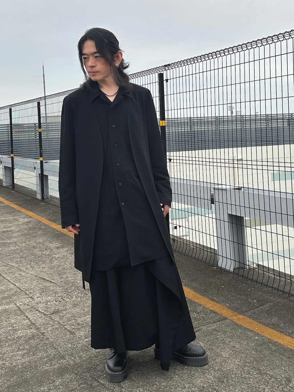 「秋コーデ、休日スタイル、メンズファッション、今日のコーデ、ブラックコーデ、お洒落さんとつながりたい、ブーツ」｜「Yohji Yamamoto POUR HOMMEのアイテム（シャツ/ブラウス、ブラック系）」を使った、まささん（メンズ・172cm）の秋コーディネートの2枚目の写真