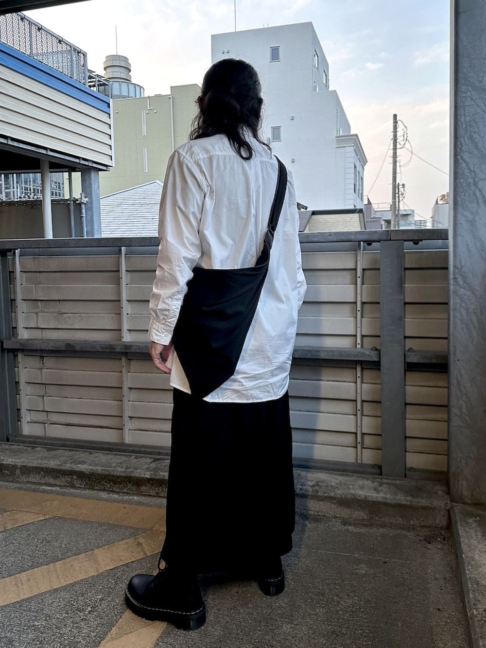 「春コーデ、今日のコーデ、メンズファッション、モノトーンコーデ、モノトーン、yohji yamamoto pour homme、discordyohjiyamamoto、Dr.Martens、シンプル、お洒落さんとつながりたい」｜「Yohji Yamamoto POUR HOMMEのアイテム（シャツ/ブラウス、ホワイト系）」を使った、まささん（メンズ・172cm）の春コーディネートの3枚目の写真