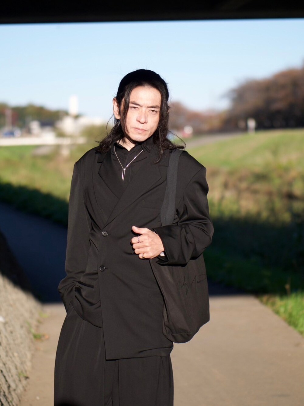 「トートバッグ、ブラック、メンズコーデ、ヒールブーツ、サイドゴアブーツ」｜「Yohji Yamamoto POUR HOMMEのアイテム（その他パンツ、ブラック系）」を使った、まささん（メンズ・172cm）の秋コーディネートの2枚目の写真