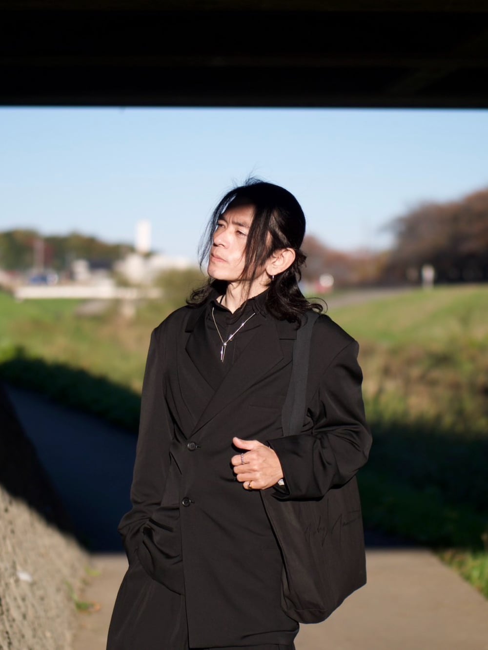 「トートバッグ、ブラック、メンズコーデ、ヒールブーツ、サイドゴアブーツ」｜「Yohji Yamamoto POUR HOMMEのアイテム（その他パンツ、ブラック系）」を使った、まささん（メンズ・172cm）の秋コーディネートの3枚目の写真