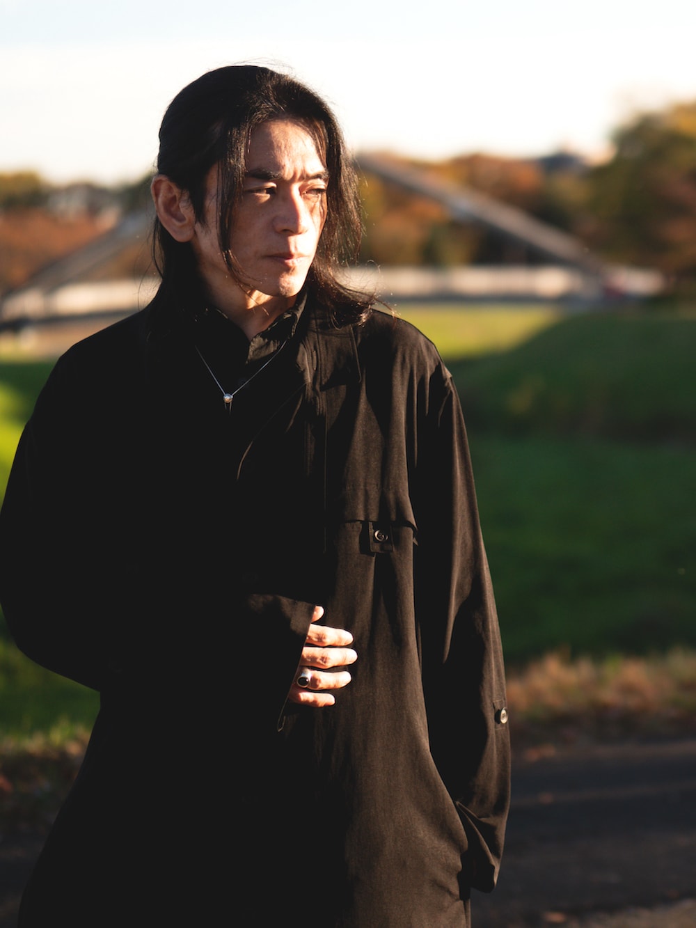 「ブラックコーデ、モード、ブーツ、メンズコーデ、ブラック、yohjiyamamoto、ヨウジヤマモト」｜「Yohji Yamamoto POUR HOMMEのアイテム（その他アウター、ブラック系）」を使った、まささん（メンズ・172cm）の冬コーディネートの4枚目の写真
