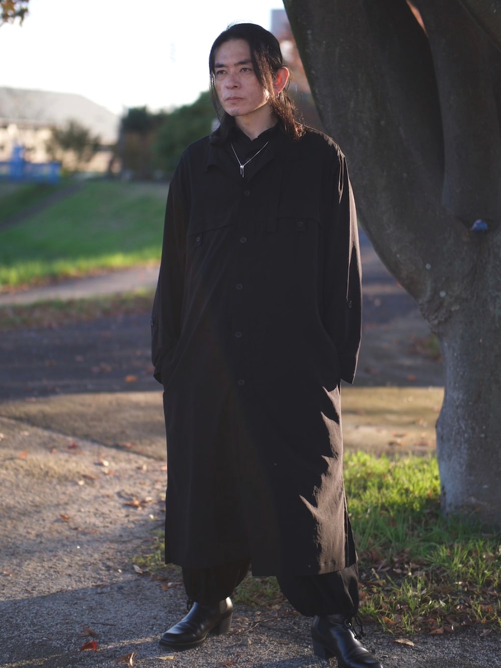 「ブラックコーデ、モード、ブーツ、メンズコーデ、ブラック、yohjiyamamoto、ヨウジヤマモト」｜「Yohji Yamamoto POUR HOMMEのアイテム（その他アウター、ブラック系）」を使った、まささん（メンズ・172cm）の冬コーディネートの2枚目の写真