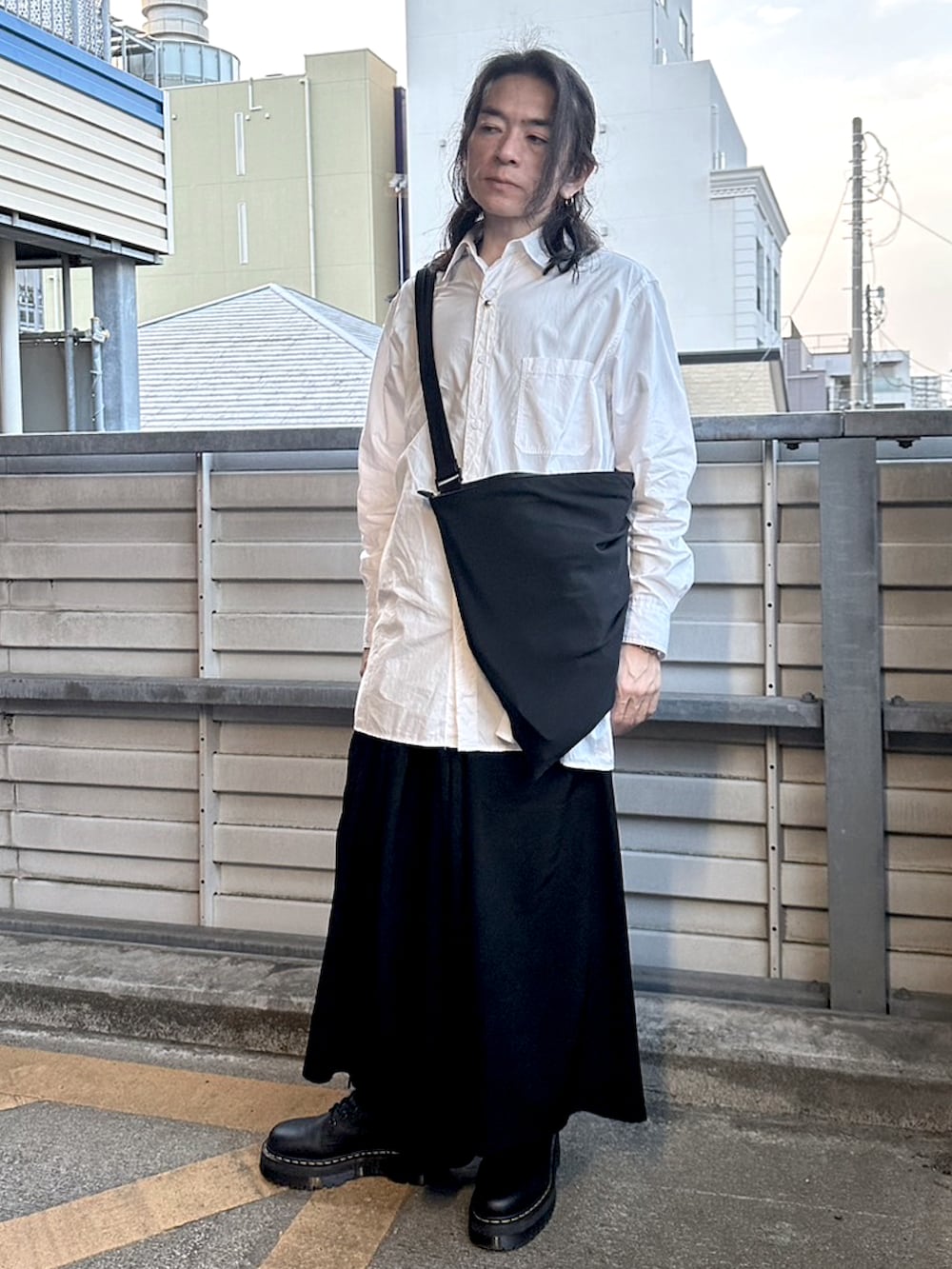「春コーデ、今日のコーデ、メンズファッション、モノトーンコーデ、モノトーン、yohji yamamoto pour homme、discordyohjiyamamoto、Dr.Martens、シンプル、お洒落さんとつながりたい」｜「Yohji Yamamoto POUR HOMMEのアイテム（シャツ/ブラウス、ホワイト系）」を使った、まささん（メンズ・172cm）の春コーディネートの2枚目の写真