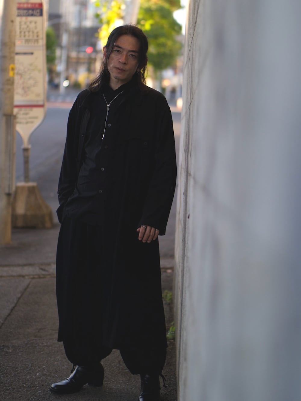 「ブラックコーデ、モード、ブーツ、メンズコーデ、ブラック、yohjiyamamoto、ヨウジヤマモト」｜「Yohji Yamamoto POUR HOMMEのアイテム（その他アウター、ブラック系）」を使った、まささん（メンズ・172cm）の冬コーディネートの3枚目の写真