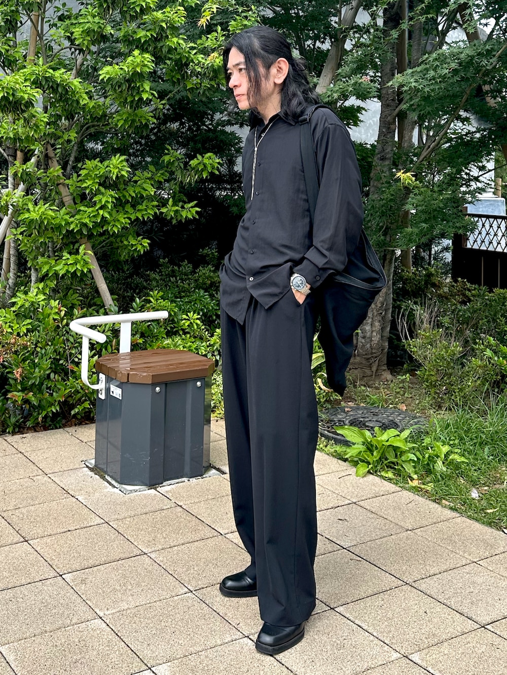 「GU、ブラック、ブラックコーデ、休日コーデ、オトナカジュアル、おしゃれさんと繋がりたい、雨の日コーデ、メンズコーデ、ブーツ、ワイドパンツ」｜「MBのアイテム（スラックス、ブラック系）」を使った、まささん（メンズ・172cm）の夏コーディネートの2枚目の写真