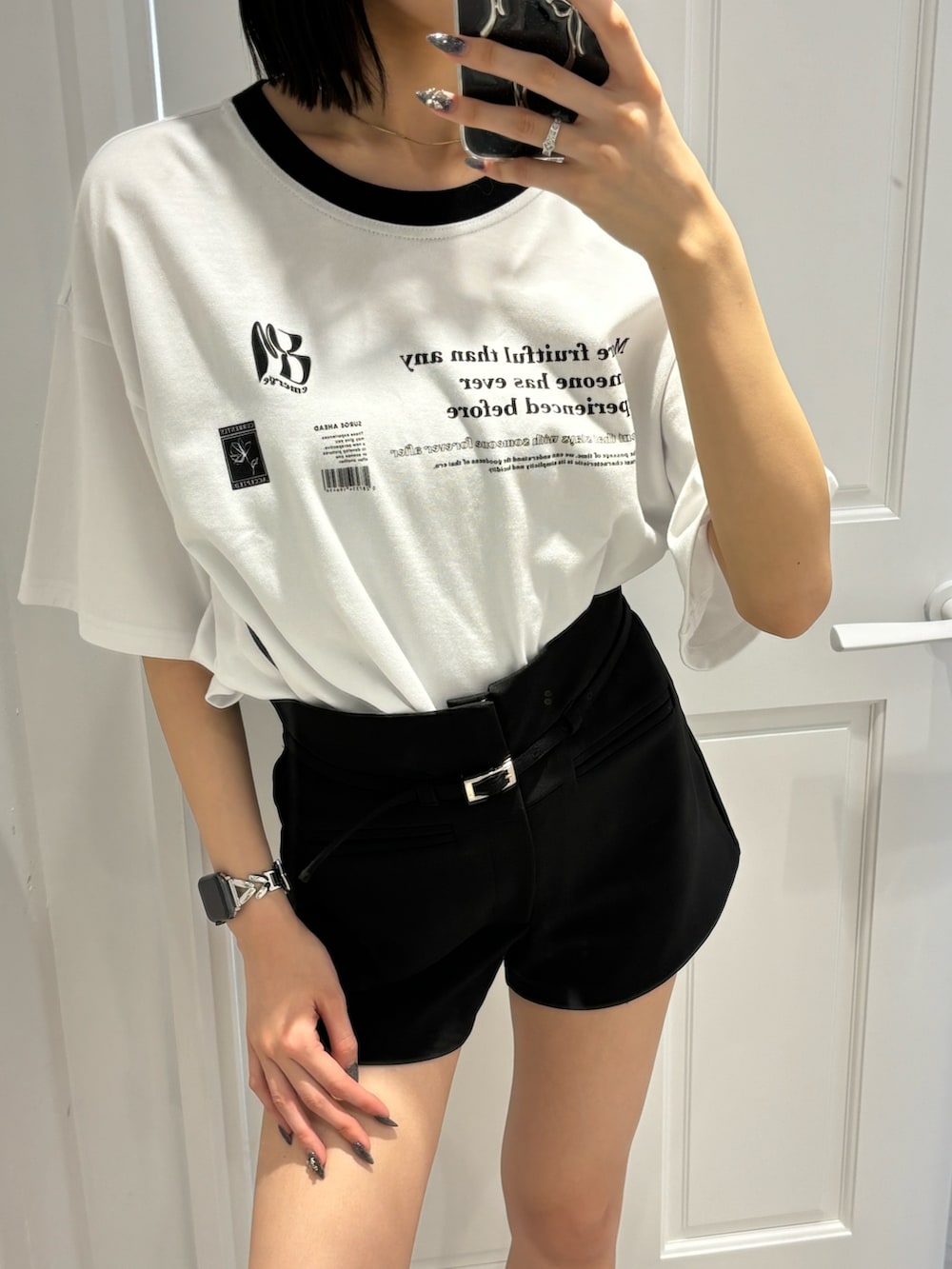 ブラック系のその他パンツ、ブラック系のブーツ、ホワイト系のTシャツ/カットソーを着用したレディースの春コーディネートの2枚目の写真