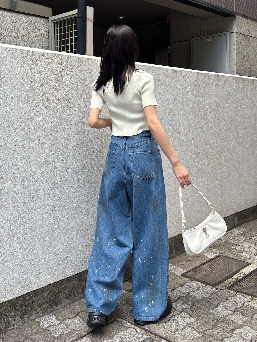 ホワイト系のショルダーバッグ、グレー系のサンダル、ホワイト系のニット/セーターを着用したレディースの夏コーディネートの2枚目の写真