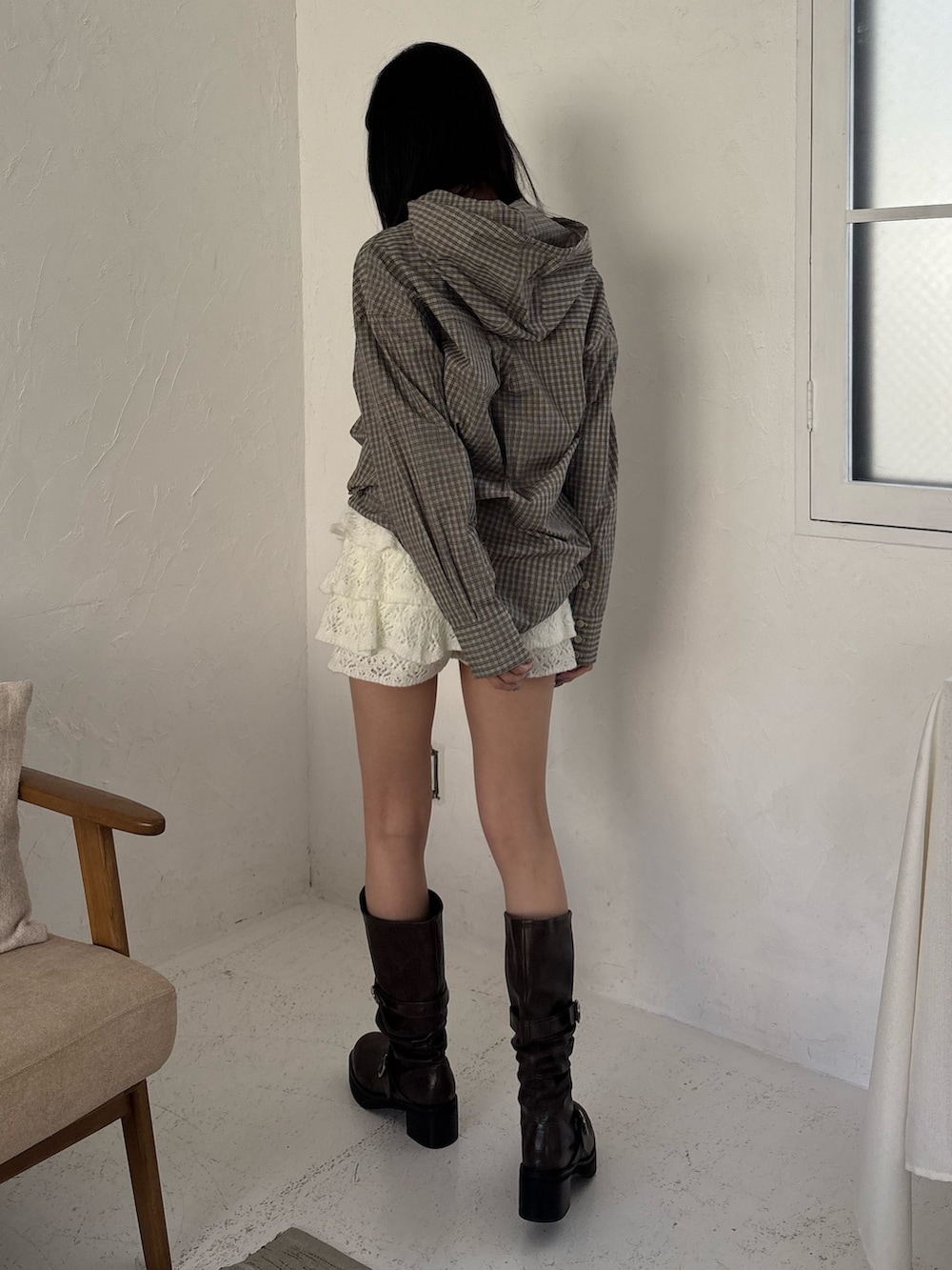 ブラック系のブーツ、ホワイト系のスカート、ベージュ系のシャツ/ブラウスを着用したレディースの冬コーディネートの2枚目の写真