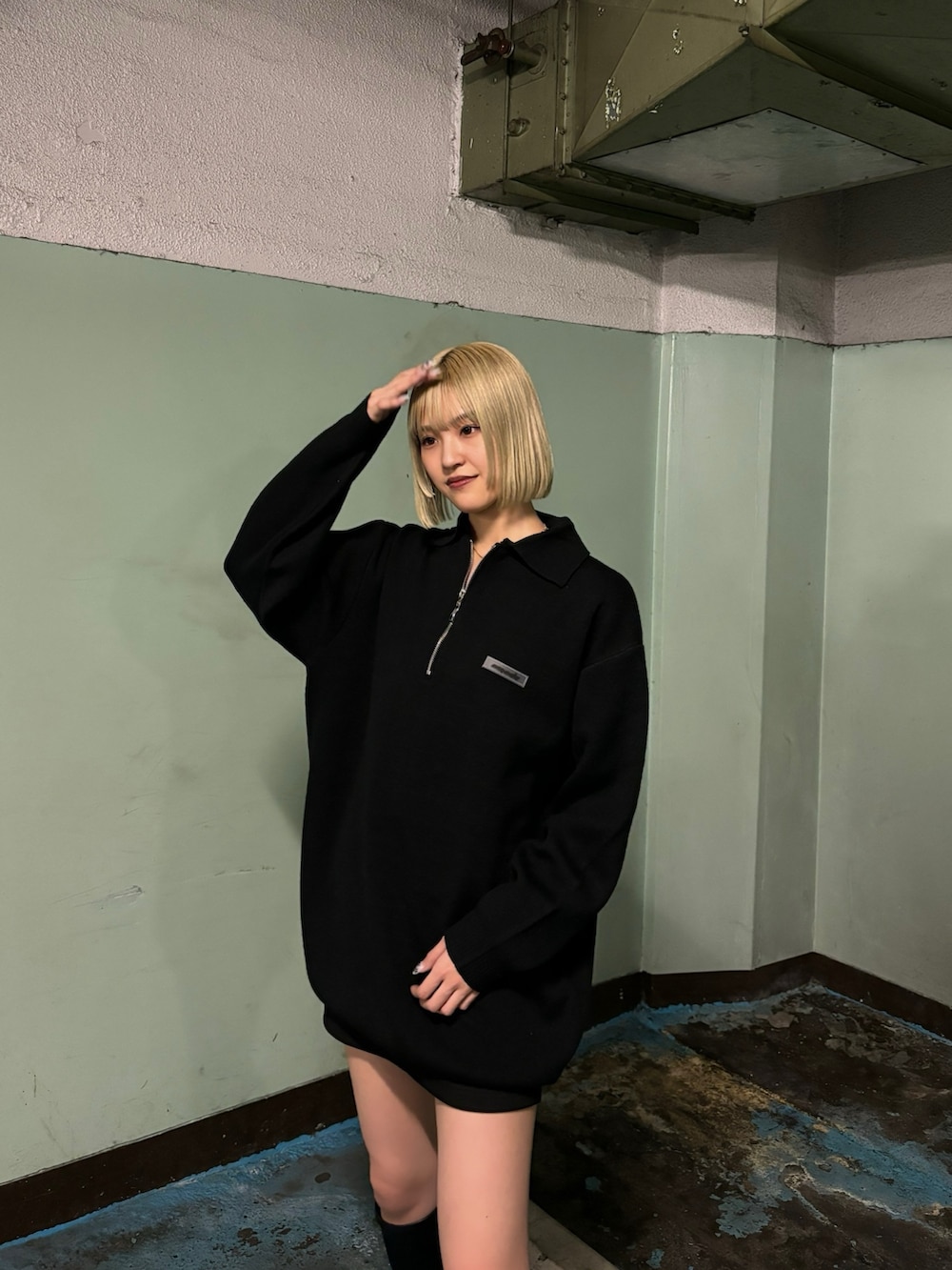 ブラック系のワンピース、ブラック系のブーツ、ブラック系のスカートを着用したレディースの秋コーディネートの3枚目の写真