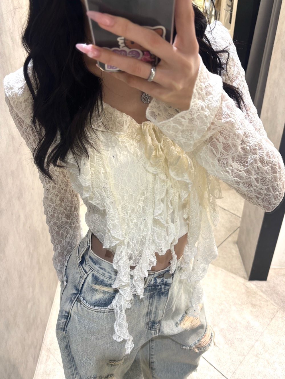 ブルー系のデニムパンツ、ホワイト系のTシャツ/カットソー、ホワイト系のキャミソールを着用したレディースの春コーディネートの2枚目の写真