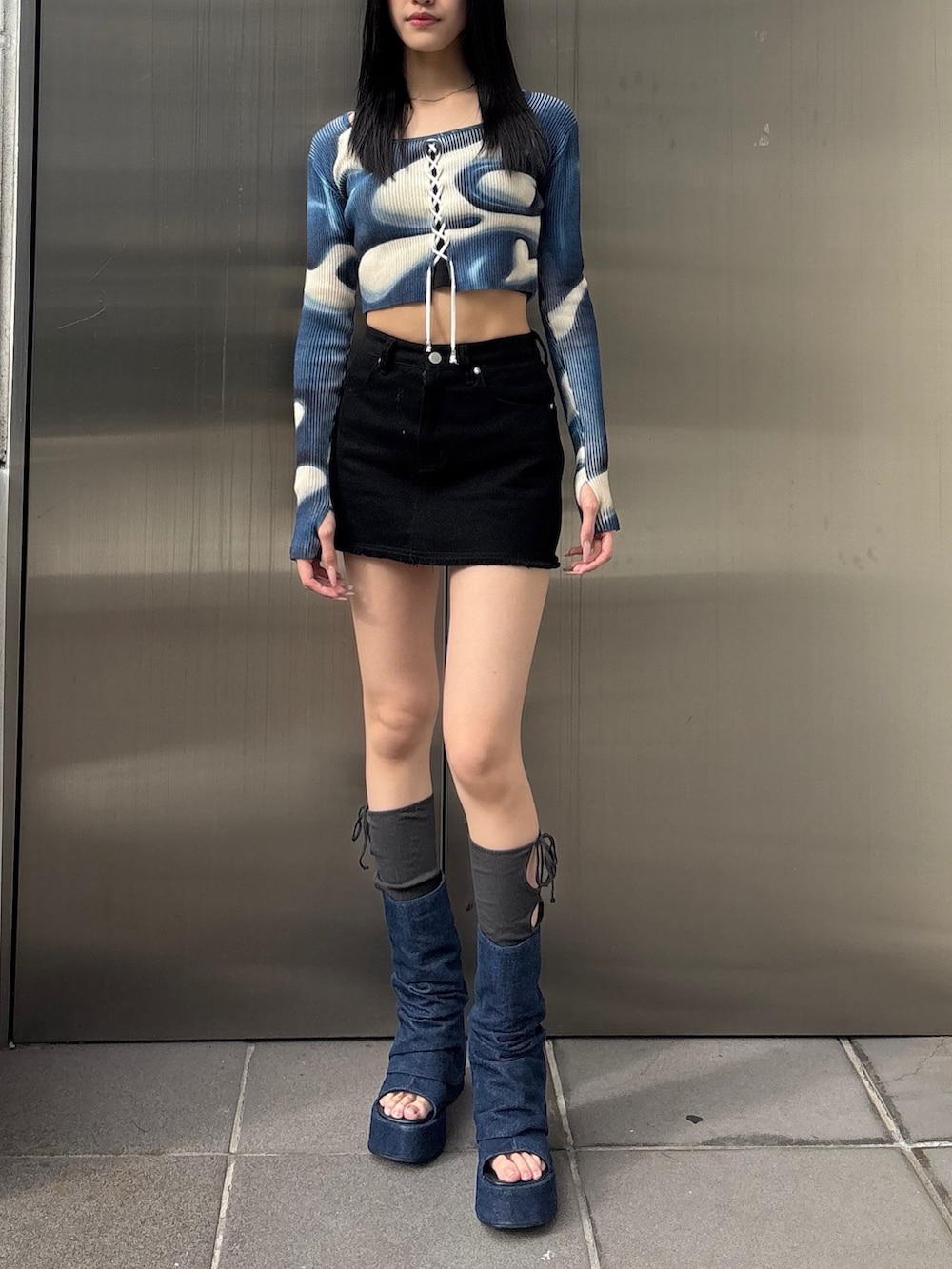 ブルー系のサンダル、ブルー系のニット/セーターを着用したレディースの冬コーディネートの2枚目の写真