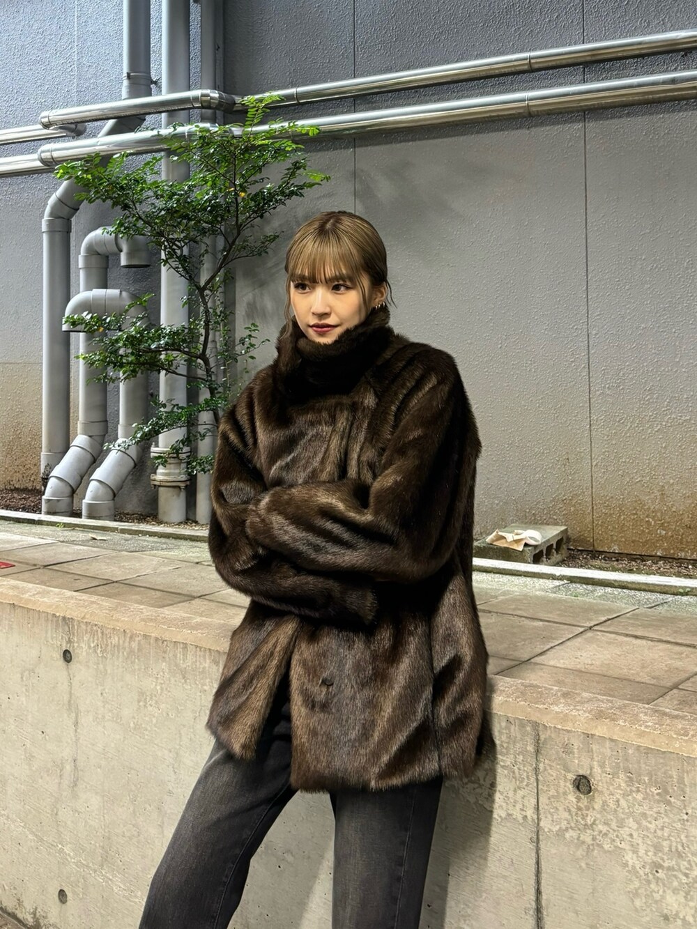 ブラウン系のその他アウター、ブラック系のデニムパンツを着用したレディースの冬コーディネートの2枚目の写真