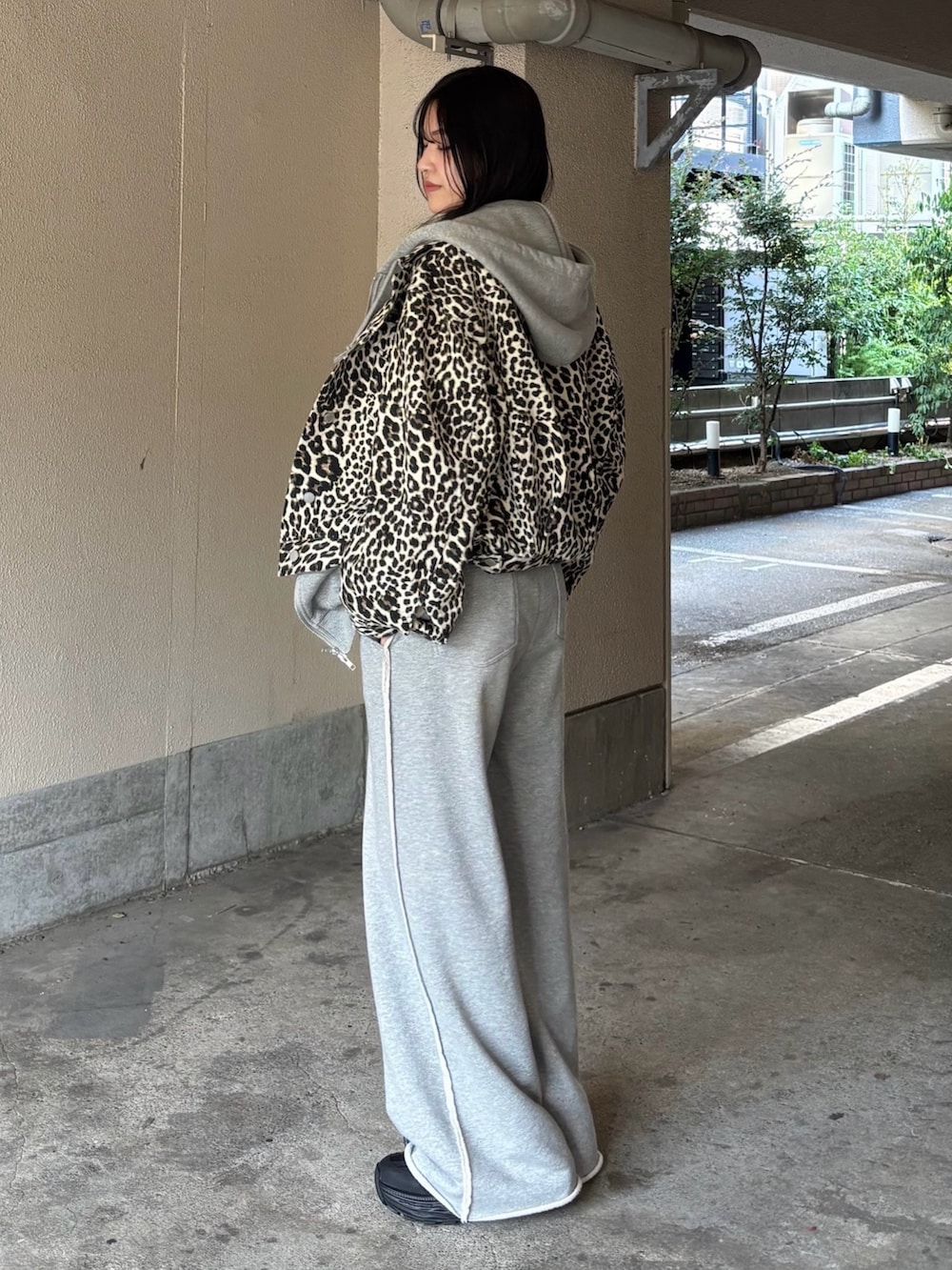 ホワイト系のブルゾン、グレー系のスウェットパンツ、ブラック系のスニーカーを着用したレディースの秋コーディネートの2枚目の写真