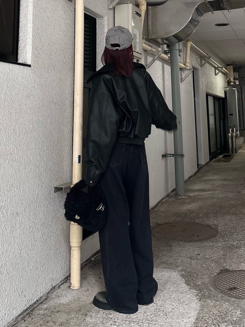 ブラック系のデニムパンツ、シルバー系のブーツ、ブラック系のキャミソールを着用したレディースの秋コーディネートの2枚目の写真