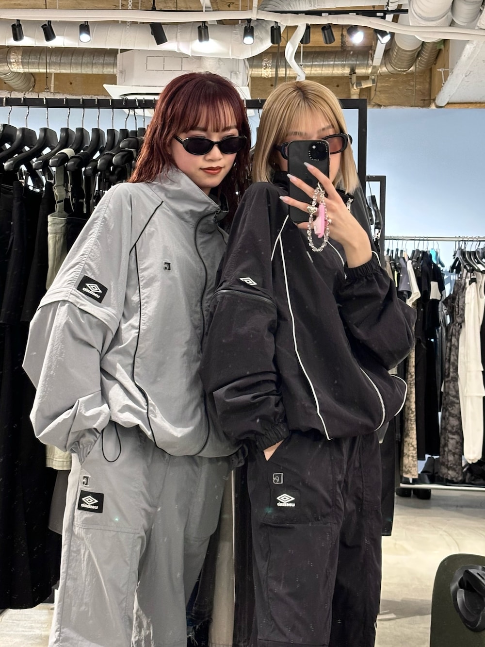 ブラック系のブルゾン、ブラック系のその他パンツを着用したレディースの春コーディネートの2枚目の写真