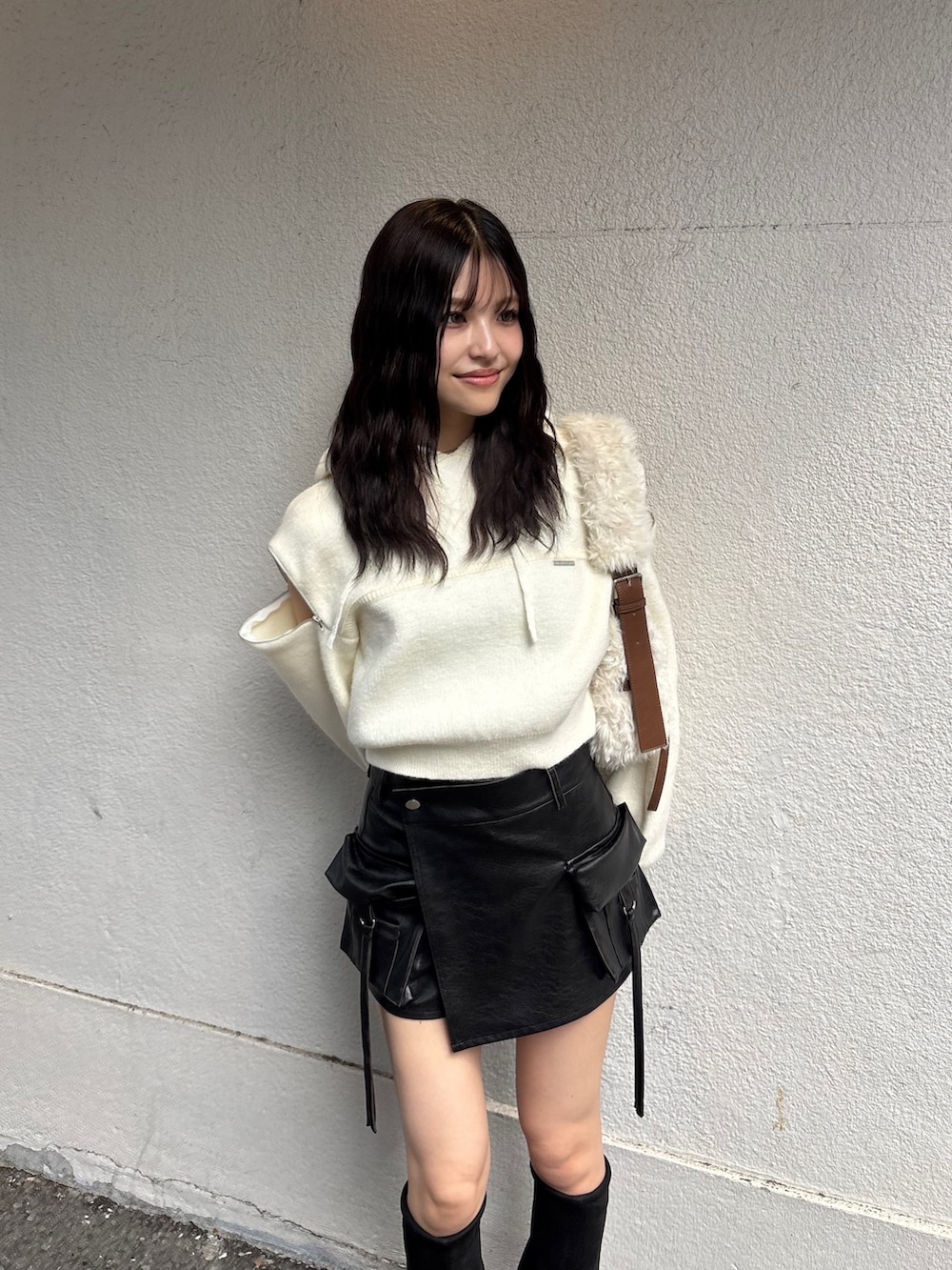 ブラック系のその他パンツ、ホワイト系のショルダーバッグ、ホワイト系のパーカーを着用したレディースの冬コーディネートの2枚目の写真