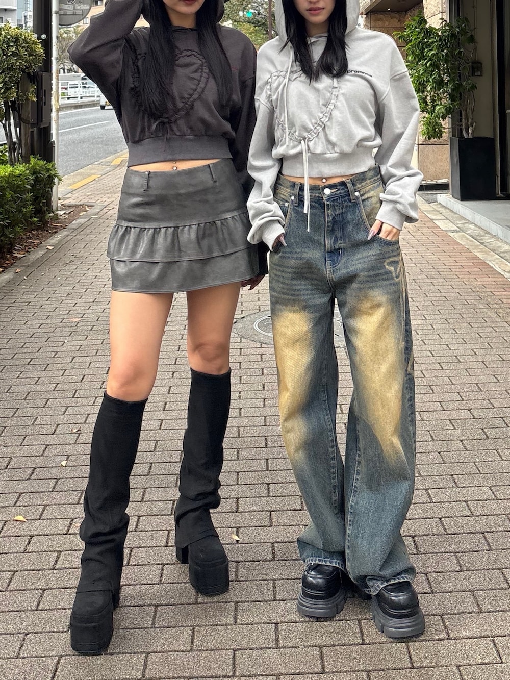 グレー系のパーカー、ブルー系のデニムパンツ、ブラック系のローファーを着用したレディースの秋コーディネートの2枚目の写真