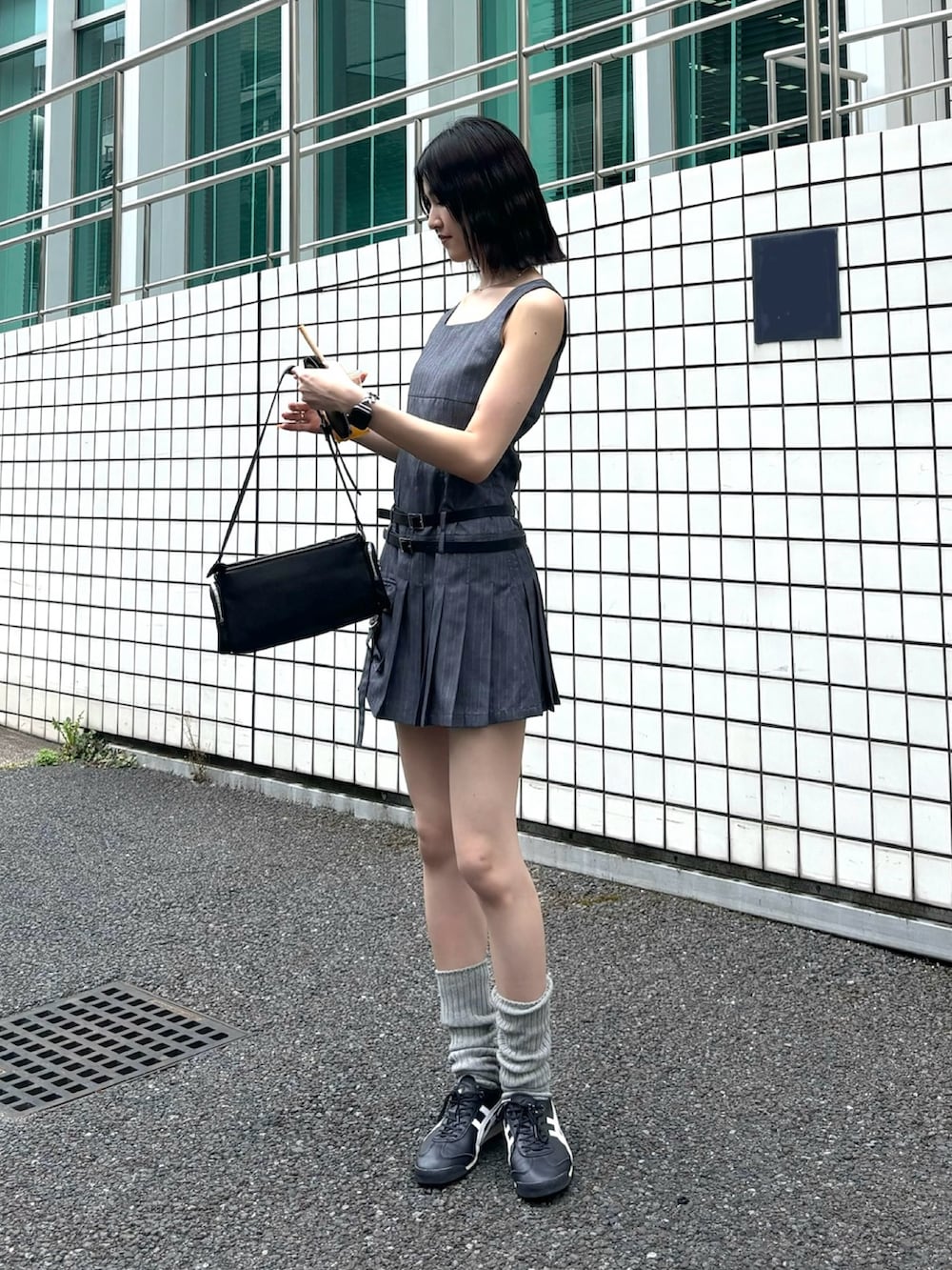 ブラック系のショルダーバッグ、その他のワンピースを着用したレディースの夏コーディネートの2枚目の写真