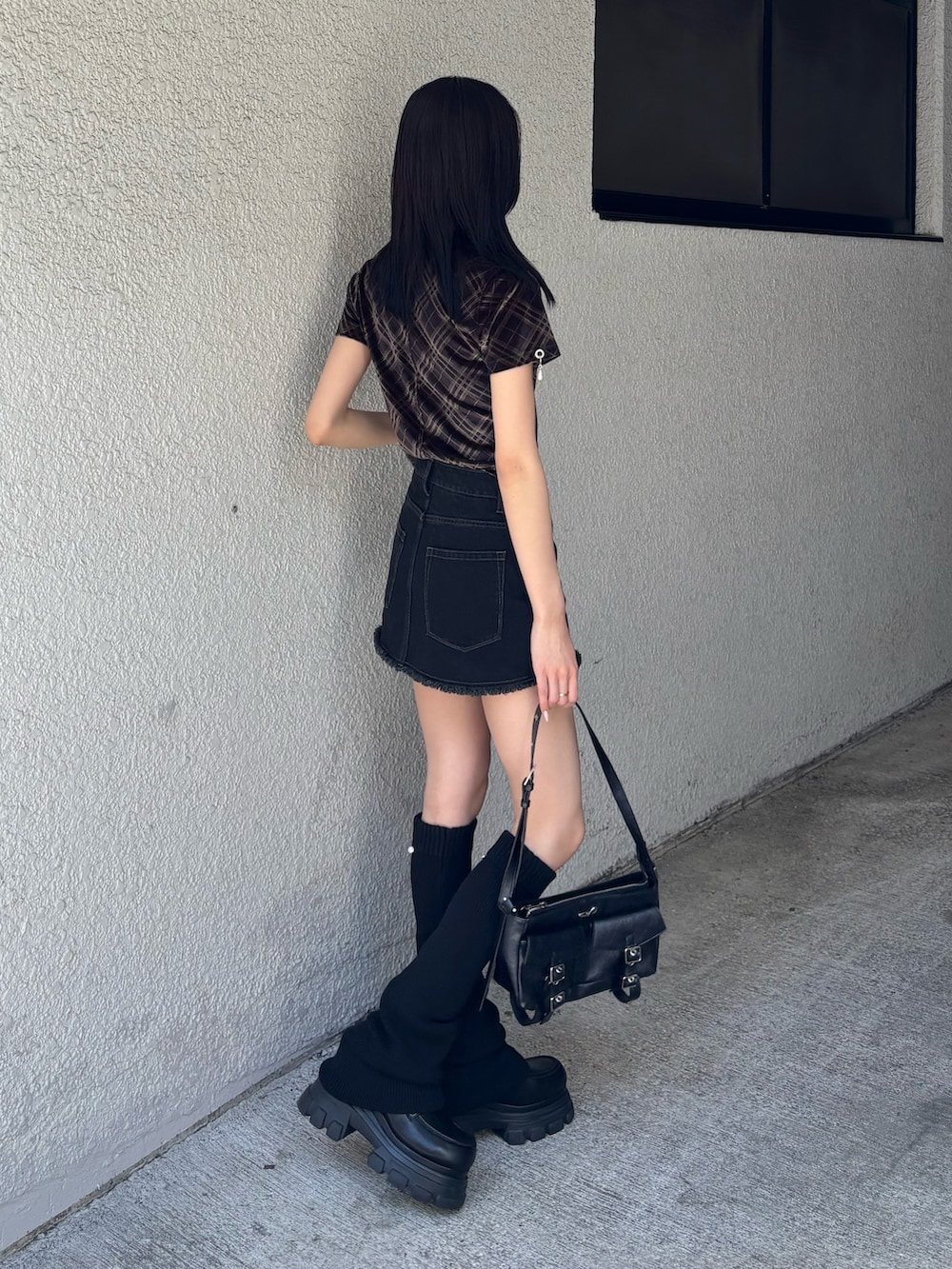 ブラック系のローファー、その他のTシャツ/カットソー、ブラック系のハンドバッグを着用したレディースの夏コーディネートの2枚目の写真