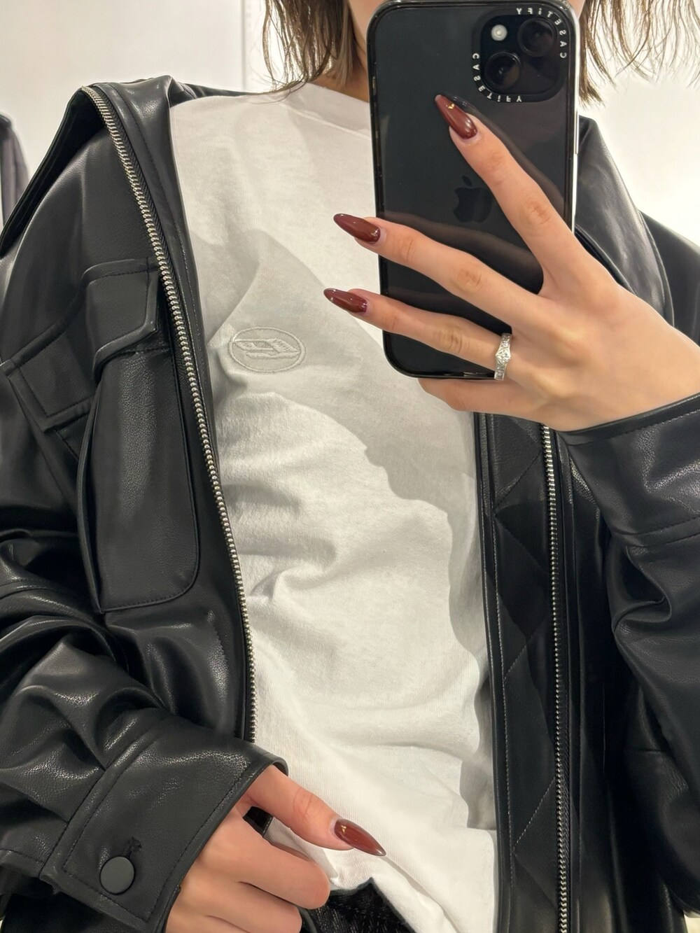 ホワイト系のTシャツ/カットソー、ブラック系のブルゾンを着用したレディースの冬コーディネートの2枚目の写真