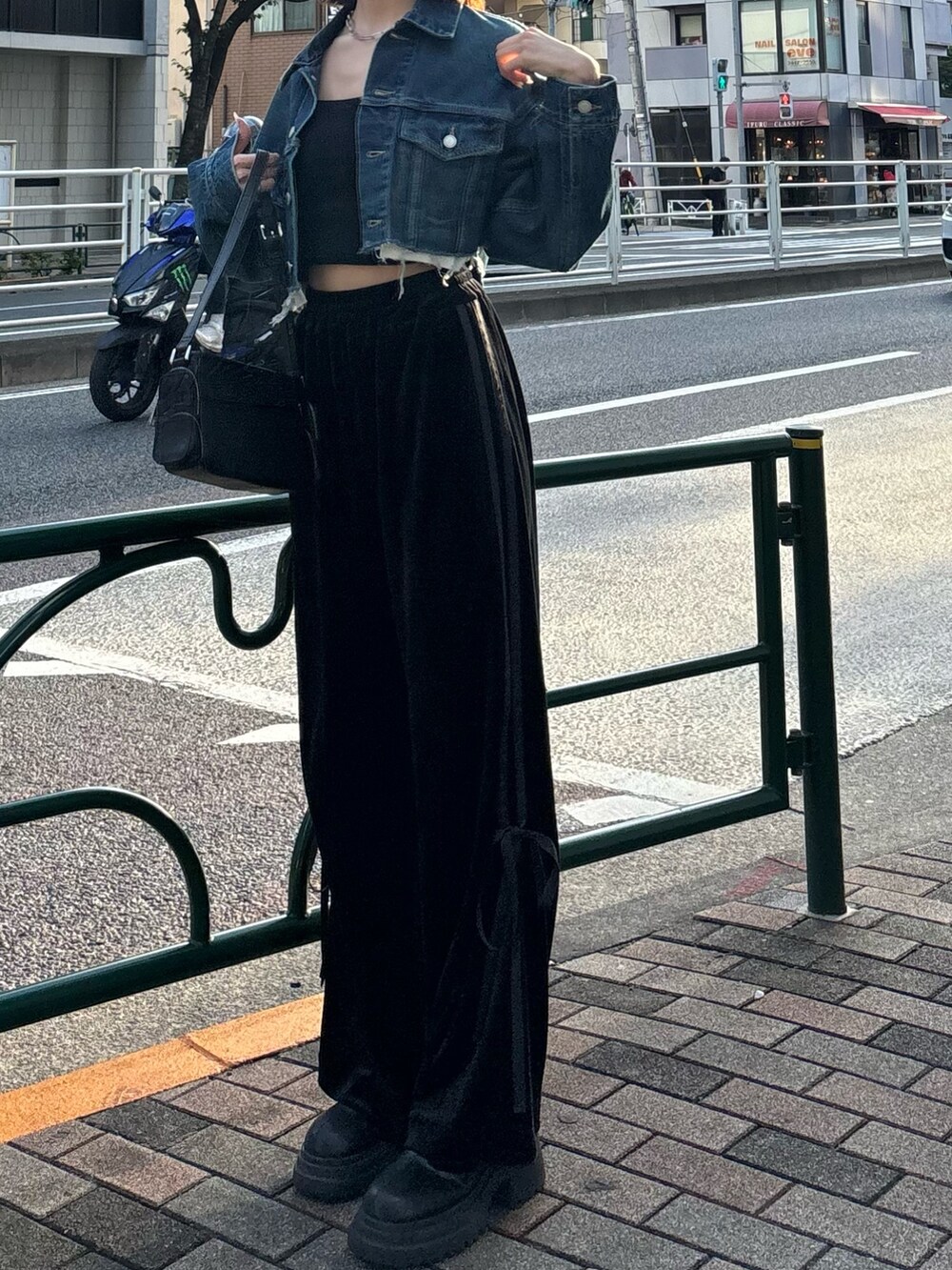 ブルー系のデニムジャケット、ブラック系のキャミソール、ブラック系のその他パンツを着用したレディースの夏コーディネートの2枚目の写真