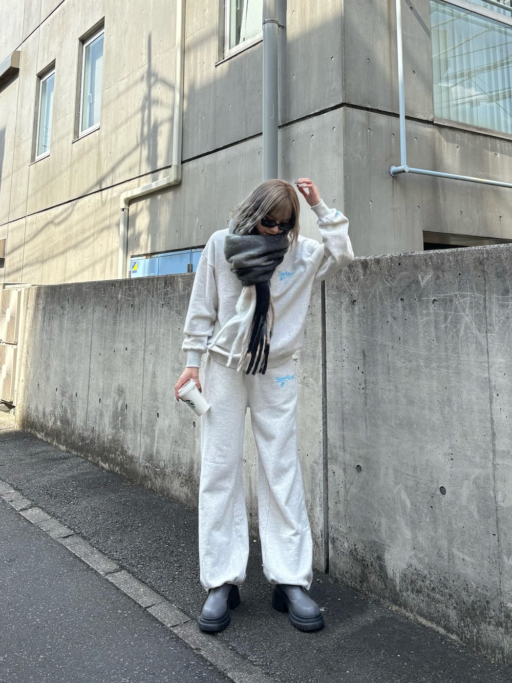 グレー系のTシャツ/カットソー、グレー系のブーツ、グレー系のTシャツ/カットソーを着用したレディースの秋コーディネートの2枚目の写真