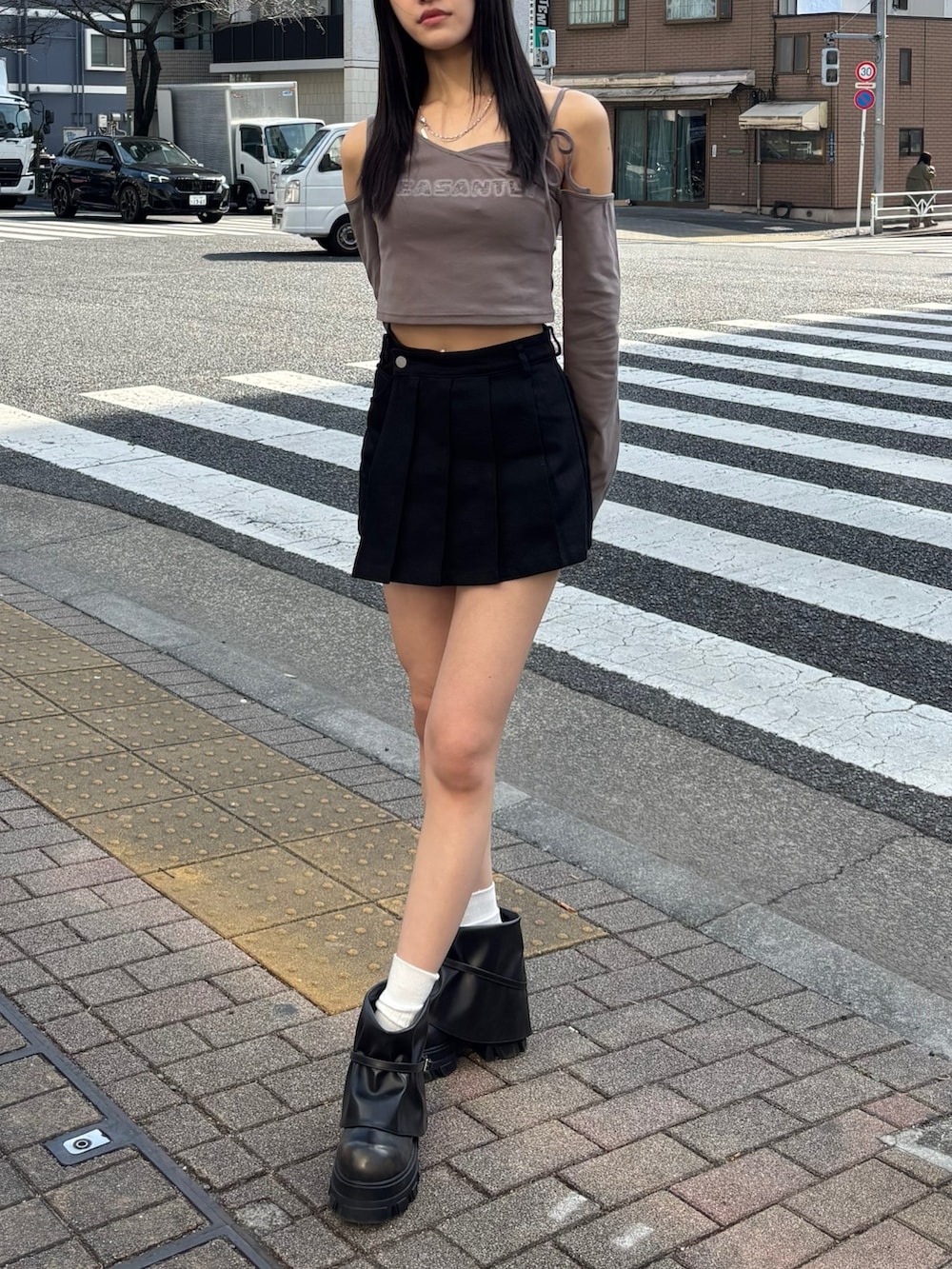 ブラック系のその他パンツ、ブラック系のブーツ、グレー系のTシャツ/カットソーを着用したレディースの春コーディネートの2枚目の写真