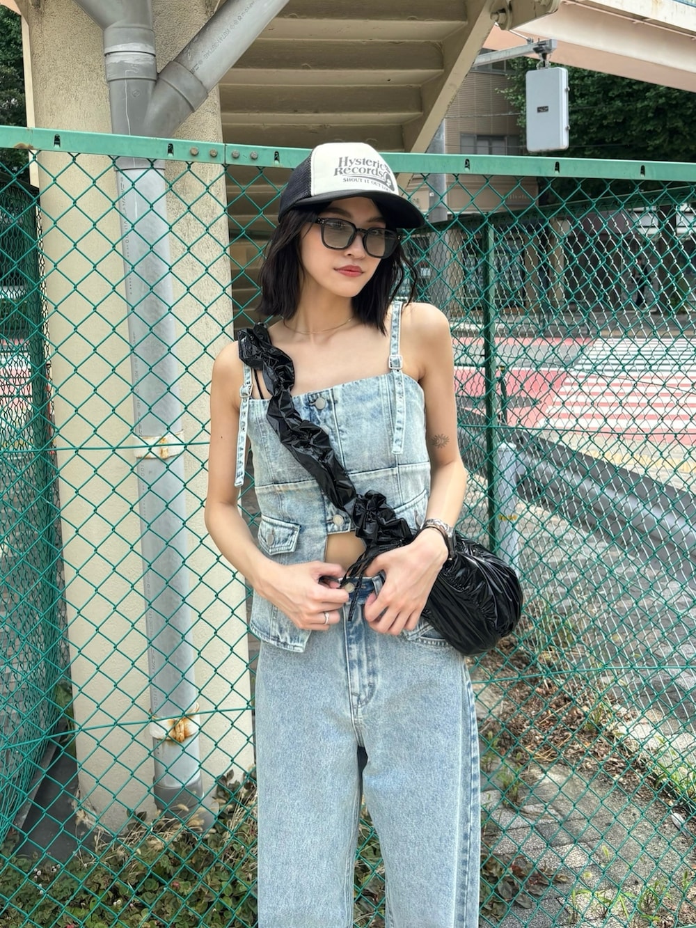 ブルー系のキャミソール、ブルー系のデニムパンツ、ブラック系のサンダルを着用したレディースの夏コーディネートの2枚目の写真